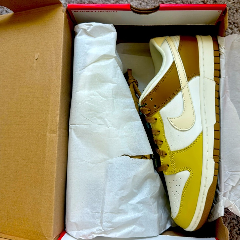 Nike Dunk 
New
Bronze and coconut milk colorway